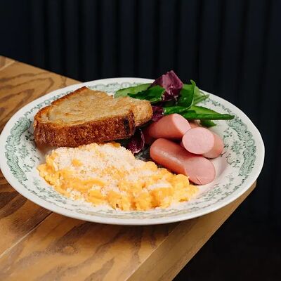 Скрембл с пармезаном и сосисками в Мона по цене 780 ₽