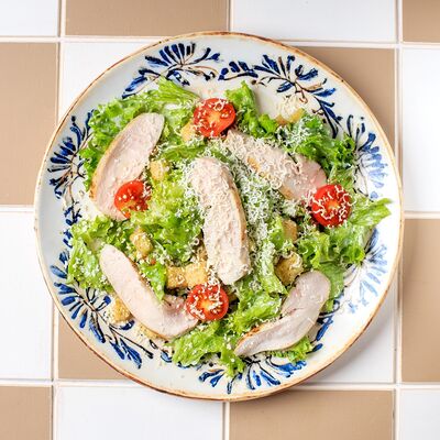 Салат Цезарь с курицей в Кафе и пекарня Близкие души по цене 450 ₽