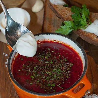 Русский борщ со сметаной, чесноком и салом в Hurma по цене 660 ₽