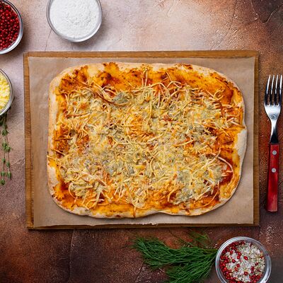 Пицца 4 сыра в Чебуречная & Шаурма по цене 790 ₽