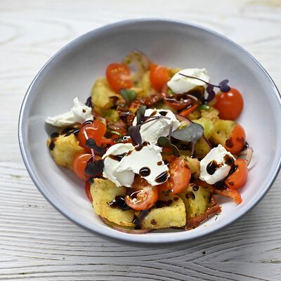 Теплый салат с баклажанами и творожным сыром в Bucho по цене 420 ₽
