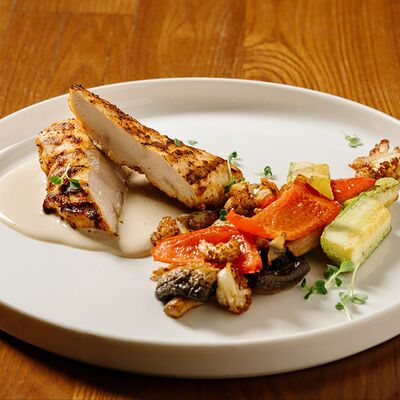 Стейк из куриной грудки с обжаренными овощами и сливочный соусом в Паста & Пицца по цене 790 ₽