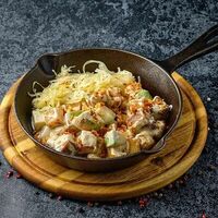 Сковородка с языком и тушеной капустой в Mesto Sushi & Grill
