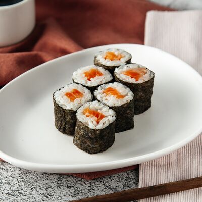 С лососем в Суши-Маркет по цене 445 ₽