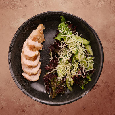 Салат с цыплёнком в The Pivo по цене 350 ₽