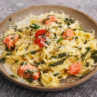 Паста с лососем и шпинатом в Tuk Tuk Asian Food по цене 797 ₽