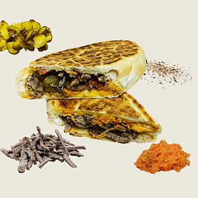 Тантуни в булочке с маринованными овощами в Gaga-Pizza по цене 470 ₽