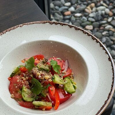 Традиционный грузинский салат на кахетинском масле в Фабрика хинкали по цене 554 ₽