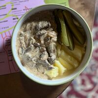 Бефстроганов с картофельным пюре в Ну и что