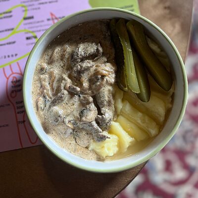 Бефстроганов с картофельным пюре в Ну и что по цене 630 ₽