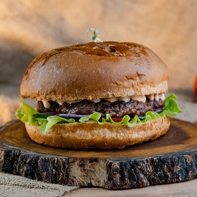 Бургер с говяжьей котлетой в Дача по цене 567 ₽