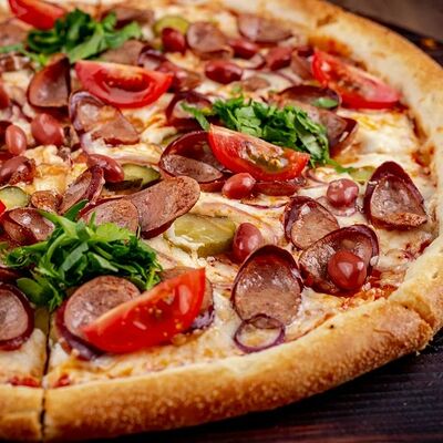 Пицца с колбасками и фасолью в Pizza Hub по цене 599 ₽