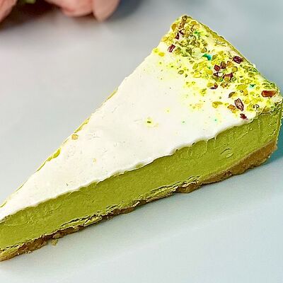 Чизкейк фисташковый премиум в Чарли Чаплин по цене 280 ₽