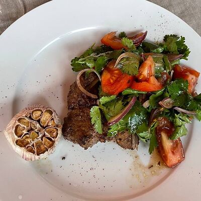 Стейк из cвинoй шеи с салатом из томатов в Хинкальня по цене 33 р.