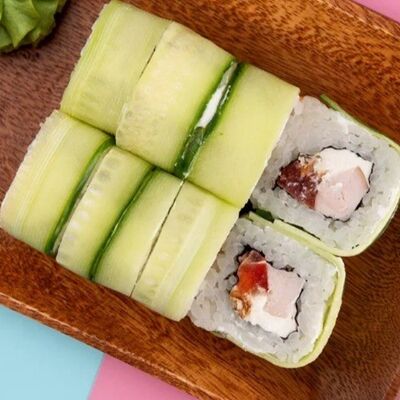 Зеленый ролл с курицей в Ями Тим по цене 470 ₽