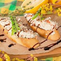 Брускетта с риетом из лосося в Луиджи & Тосё
