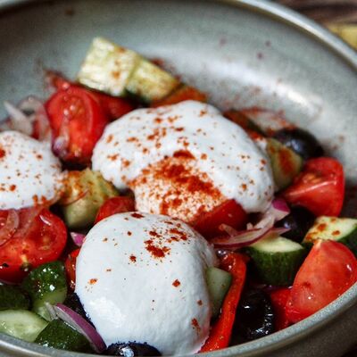 Салат Греческий с печеным перцем и муссом из феты в Угли по цене 680 ₽