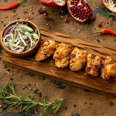 Шашлык из куриного бедра в Вкусно есть всё на углях по цене 770 ₽
