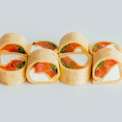 Ролл с лососем в тортилье в Mad Chicken по цене 540 ₽