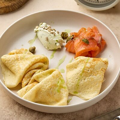 Блины с форелью и крем-чизом в Хлеб & Булки по цене 740 ₽