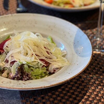 Салат с ростбифом, вялеными томатами и сыром пармезан в La Terrasse по цене 500 ₽