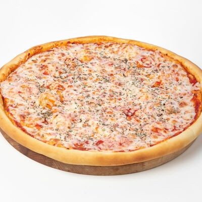 Пицца Маргарита на тонком тесте 32 см в Сакура по цене 360 ₽