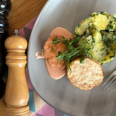 Крабовые котлеты с картофелем и зеленью в Эник Беник по цене 995 ₽