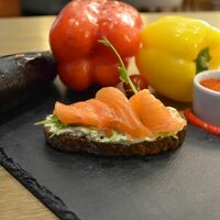 Брускетта со слабосолёным лососем в Fixed Pizza & Pasta