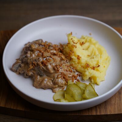 Бефстроганов с картофельным пюре в Корова на бочке по цене 990 ₽