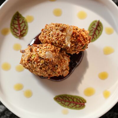 Жареный камамбер в ореховой панировке в Молодость по цене 450 ₽