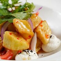 Салат с жареным баклажаном и мягким сыром в Компот