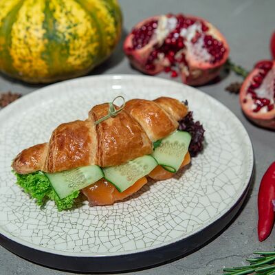 Круассан с лососем в Пармезан и пури по цене 235 ₽