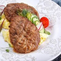 Сочные мясные котлетки с солёным огурчиком и картофельным кремом в Компот