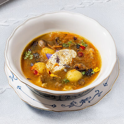 Щи с белыми грибами и квашеной капустой в Lores по цене 590 ₽