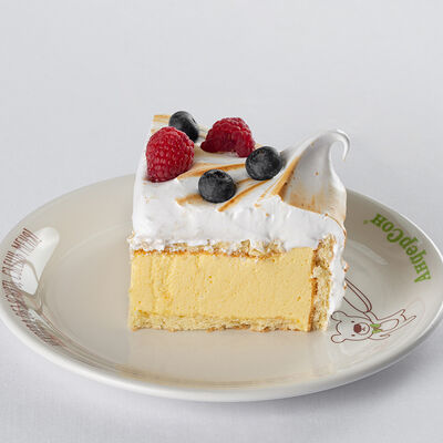 Торт Манго-маракуйя с меренгой в АндерСон по цене 450 ₽