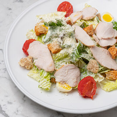 Цезарь с цыплёнком в Monica по цене 730 ₽