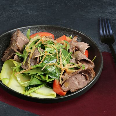 Салат с ростбифом в Четыре сыра итальянская кухня по цене 590 ₽