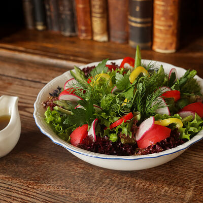 Гранд салат из овощей с имбирной заправкой в Кафе Пушкинъ по цене 1840 ₽