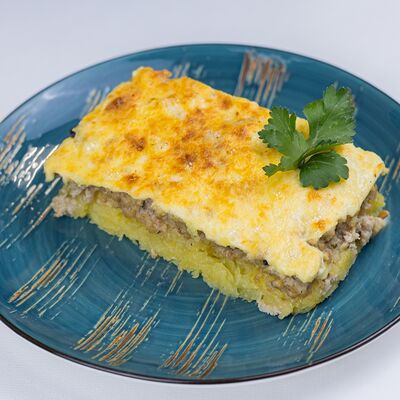 Запеканка картофельная с говядиной в Тарелка по цене 347 ₽