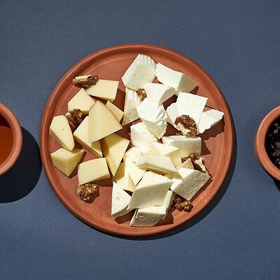 Сырная тарелка в Хачапури и вино по цене 445 ₽