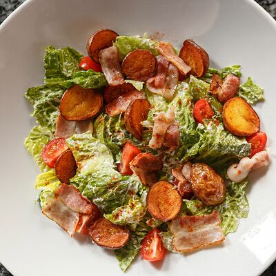 Салат с молодым картофелем и беконом в Молодость по цене 490 ₽