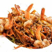 Лапша Удон на воке с тигровыми креветками в Мариус