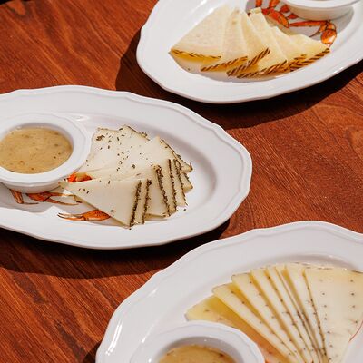 Тарелка с сырами с трюфельным мёдом в TiAMA по цене 2290 ₽