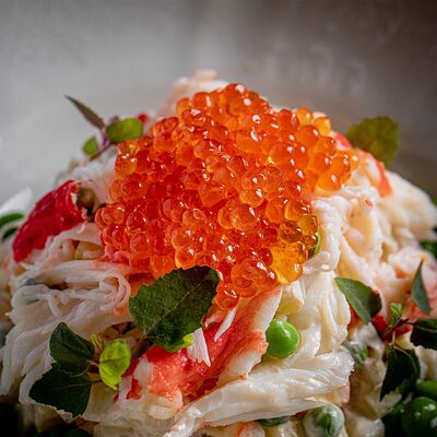 Оливье с камчатским крабом и икрой кижуча в Гвидон по цене 2550 ₽