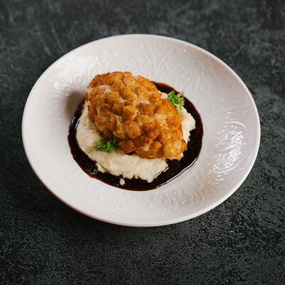 Котлета по-пожарски с картофельным пюре в Vladbeef Bar по цене 650 ₽