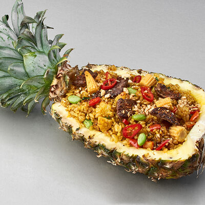 Рис по-тайски Као Пад в ананасе с говядиной в Mojo по цене 660