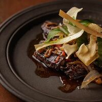 Говяжьи ребра, пастернак, соус Ред Вайнв Maya