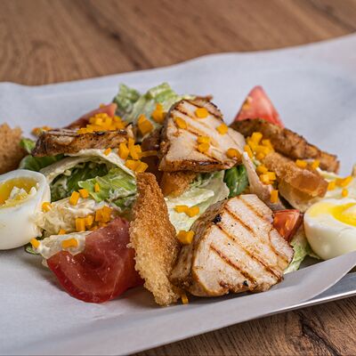 Цезарь с курицейв BAD & BOY BURGER по цене 570 ₽