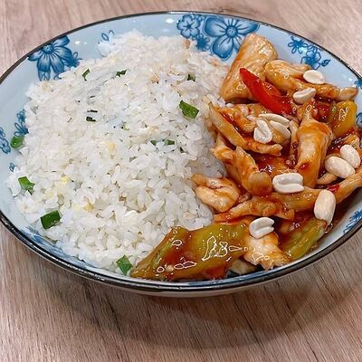 Цыпленок гунбао с рисом 1+1 в Цзао Ван по цене 625 ₽