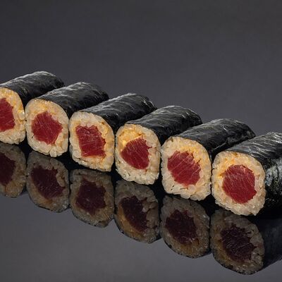 Ролл с тунцом еллоуфин в остром соусе в Bluefin по цене 1210 ₽